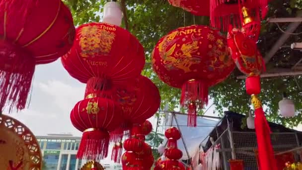 찬란 한 붉은색 과금 빛을 띤 중국 등불들 이 아시아 에서 테 트 휴일이나 루나 새해를 맞기 전에 아시아 의 거리 시장에서 팔려나갔다. TET 개념. 아시아 여행. 등 과등에 관한 레터 — 비디오