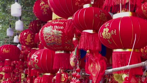 Медленная съемка красочных красных и золотых китайских фонарей, продаваемых на азиатском уличном рынке перед праздником Tet или лунным новым годом в Азии. Концепция TET. Поездка в Азию. Письма на фонарях и — стоковое видео