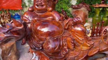 10.02.2021-Nha Trang, Vietnam: TET veya yeni yıl kutlamalarından önce tatil pazarı. Pazarın bu bölümünde oyulmuş ahşap heykeller satılıyor.