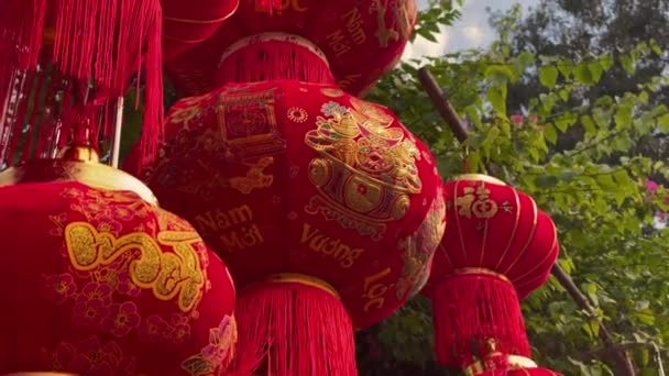 Lovitură lentă de felinare colorate roșii și aurii chinezești vândute pe o piață stradală asiatică înainte de sărbătoarea Tet sau Anul Nou Lunar în Asia. Conceptul TET. Călătorește în Asia. Scrisori pe felinare și — Videoclip de stoc