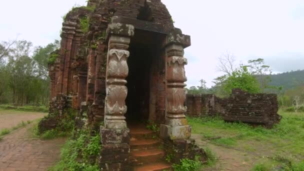 Ruins in the My Son Sanctuary, remains of an ancient Cham civilization in Vietnam. Tourist destination in the city of Danang. Travel to Vietnam concept — Vídeo de stock