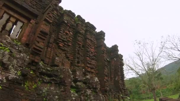 Family visits ruins in the My Son Sanctuary, remains of an ancient Cham civilization in Vietnam. Tourist destination in the city of Danang. Travel to Vietnam concept — Stock video