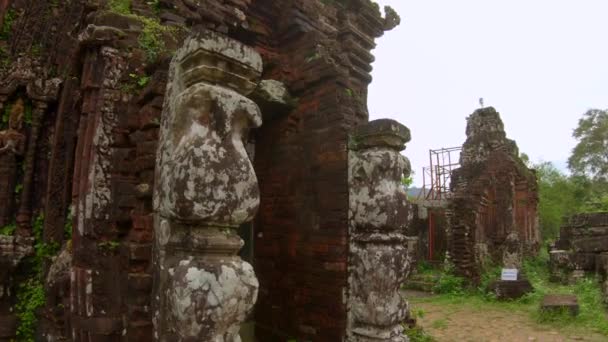 Ruins in the My Son Sanctuary, remains of an ancient Cham civilization in Vietnam. Tourist destination in the city of Danang. Travel to Vietnam concept — Vídeos de Stock