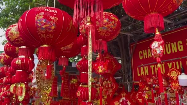 Scatto al rallentatore di colorate lanterne cinesi rosse e dorate vendute su un mercato asiatico prima della festa del Tet o del capodanno lunare in Asia. Concetto TET. Viaggia in Asia. Una traduzione in inglese per — Video Stock