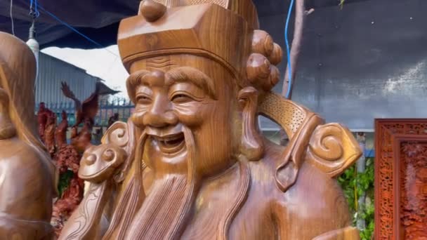 10.02.2021-Nha Trang, Vietnam: Mercado de vacaciones antes de la celebración del TET o del año nuevo lunar. En esta parte del mercado se venden estatuas de madera tallada — Vídeo de stock