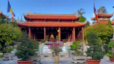 Vietnam 'ın Nha Trang kentindeki Long Son Pagoda' nın yavaş çekimi.