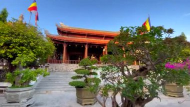 Vietnam 'ın Nha Trang kentindeki Long Son Pagoda' nın yavaş çekimi.