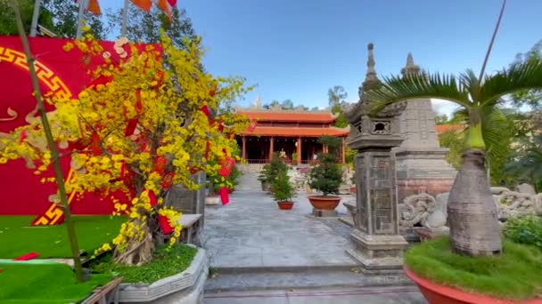 Slowmotion steadicam shot of the Long Son Pagoda in the city of Nha Trang, Vietnam. Uma tradução em inglês para o texto não-inglês que aparece neste conteúdo é WISHES OF A PROSPEROUS NEW YEAR — Vídeo de Stock