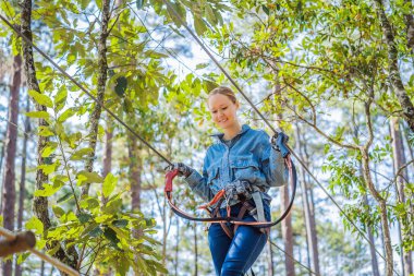 Bir macera ip parkta tırmanma genç cesur kadın