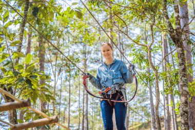 Bir macera ip parkta tırmanma genç cesur kadın