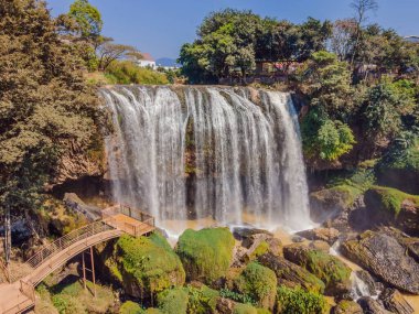 Vietnam 'da Dalat şehri yakınlarında fil şelalesinin panoramik görüntüsü.