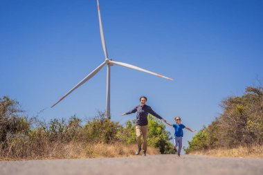 Alternatif enerji, rüzgar çiftliği ve ailenle mutlu zaman geçirmek. Mutlu baba oğluyla yolda tatilde ve doğaya kaçıyor. Baba ve oğul kollarını yel değirmeni gibi sallıyor.