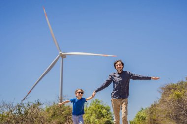 Alternatif enerji, rüzgar çiftliği ve ailenle mutlu zaman geçirmek. Mutlu baba oğluyla yolda tatilde ve doğaya kaçıyor. Baba ve oğul kollarını yel değirmeni gibi sallıyor.