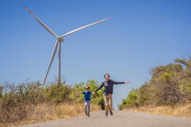 Alternatif enerji, rüzgar çiftliği ve ailenle mutlu zaman geçirmek. Mutlu baba oğluyla yolda tatilde ve doğaya kaçıyor. Baba ve oğul kollarını yel değirmeni gibi sallıyor.