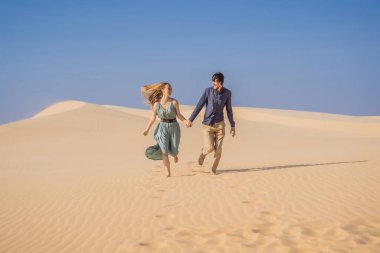 Mutlu çift sağlıklı yaşam tarzı doğa yürüyüşü sırasında dışarıda sevgi dolu. Erkek ve kadın yürüyüşçüler dağ çöllerinde gülümsüyor. COVID 19 karantinasından sonra turizm başladı