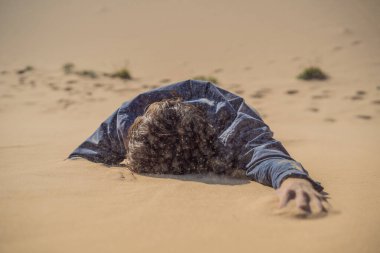 İnsan zorlukların üstesinden gelir ve amacına ve hayallerine ulaşır. Bir adam hayattaki zorlukların üstesinden çöldeki gibi gelir.