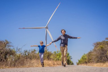 Alternatif enerji, rüzgar çiftliği ve ailenle mutlu zaman geçirmek. Mutlu baba oğluyla yolda tatilde ve doğaya kaçıyor. Baba ve oğul kollarını yel değirmeni gibi sallıyor.