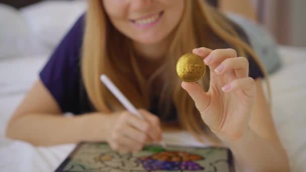 Női digitális művész, kortárs festő NFT érmét tart a kezében. Ő is boldog, mert részt vesz egy új mozgalom értékesítési művészeti formák segítségével blockchain technológia. Az NFT-érmék — Stock videók