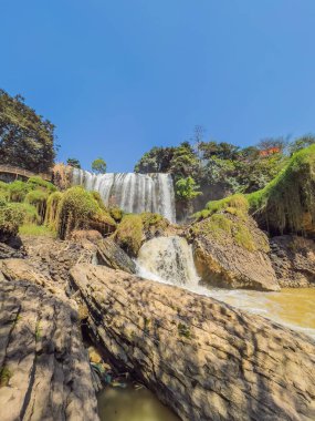 Vietnam 'da Dalat şehri yakınlarında fil şelalesinin panoramik görüntüsü.