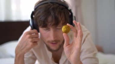 DJ 'in elinde NFT madeni para var. Onun kadar mutlu çünkü onun yeni müzik albümünü bir NFT olarak sattı. Bu madeni paralar dijital sanata sahip olduğunun kanıtı olarak kullanılır ve blok zinciri tarafından korunurlar.