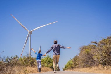 Alternatif enerji, rüzgar çiftliği ve ailenle mutlu zaman geçirmek. Mutlu baba oğluyla yolda tatilde ve doğaya kaçıyor. Baba ve oğul kollarını yel değirmeni gibi sallıyor.