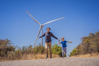 Alternatif enerji, rüzgar çiftliği ve ailenle mutlu zaman geçirmek. Mutlu baba oğluyla yolda tatilde ve doğaya kaçıyor. Baba ve oğul kollarını yel değirmeni gibi sallıyor.