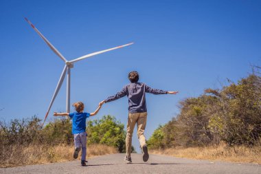 Alternatif enerji, rüzgar çiftliği ve ailenle mutlu zaman geçirmek. Mutlu baba oğluyla yolda tatilde ve doğaya kaçıyor. Baba ve oğul kollarını yel değirmeni gibi sallıyor.
