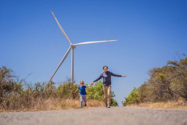 Alternatif enerji, rüzgar çiftliği ve ailenle mutlu zaman geçirmek. Mutlu baba oğluyla yolda tatilde ve doğaya kaçıyor. Baba ve oğul kollarını yel değirmeni gibi sallıyor.