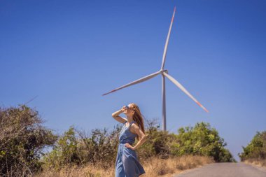 Alternatif enerji, rüzgar çiftliği ve ailenle mutlu zaman geçirmek. Mutlu kadın tatilde ve doğaya kaçıyor.