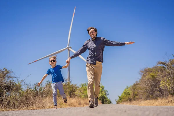 Alternatif enerji, rüzgar çiftliği ve ailenle mutlu zaman geçirmek. Mutlu baba oğluyla yolda tatilde ve doğaya kaçıyor. Baba ve oğul kollarını yel değirmeni gibi sallıyor.