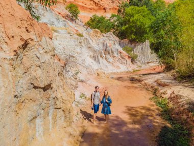 Kızıl kum tepeleri, Muine, Vietnam 'daki Peri Nehri' ndeki mutlu çift turistler. Vietnam COVID 19 karantinasından sonra sınır açıyor