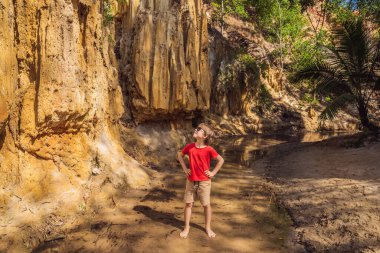 Kızıl kumulların arasındaki Peri deresindeki çocuk turist Muine, Vietnam. Vietnam COVID 19 karantinasından sonra sınır açıyor