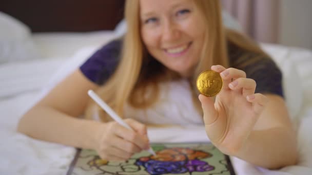 Mulher artista digital, pintor contemporâneo segurar uma moeda NFT em sua mão. Ela está feliz porque está participando de um novo movimento de venda de formas de arte usando a tecnologia blockchain. Moedas NFT são — Vídeo de Stock