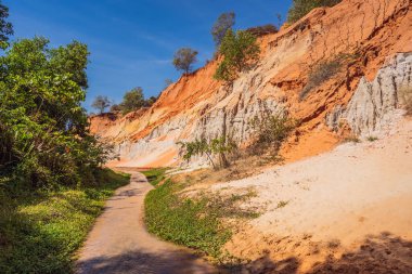 Kızıl kumulların arasındaki peri deresi, Muine, Vietnam