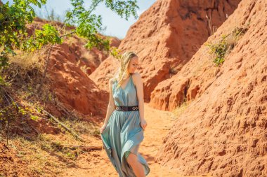 Kızıl Kanyon 'daki kadın turist, turizm konseptinin devamı