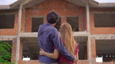 Genç bir çift yapım aşamasındaki evlerine bakıyor. Bu evde nasıl mutlu yaşayacaklarını hayal ediyorlar.