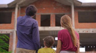 Bir aile babası, anne ve oğlu yapım aşamasındaki evlerine bakıyorlar. Bu evde nasıl mutlu yaşayacaklarını hayal ediyorlar.