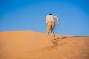 İnsan zorlukların üstesinden gelir ve amacına ve hayallerine ulaşır. Bir adam hayattaki zorlukların üstesinden çöldeki gibi gelir.