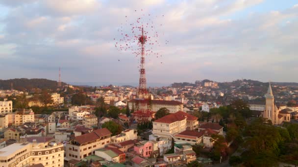 Una torre de 5g emite coronavirus. Teorías de conspiración sobre una conexión entre 5G y pandemias — Vídeos de Stock