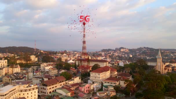 A 5g tower emits coronaviruses. Conspiracy theories about a connection between 5G and pandemics — Vídeo de Stock