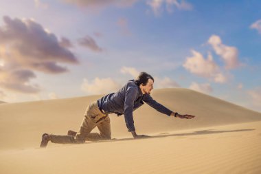 İnsan zorlukların üstesinden gelir ve amacına ve hayallerine ulaşır. Bir adam hayattaki zorlukların üstesinden çöldeki gibi gelir.