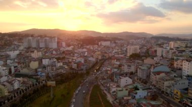 Hava görüntüsü. Dalat şehrinde gün batımı, Güney Vietnam 'ın dağlık kesiminde. Vietnam 'a seyahat