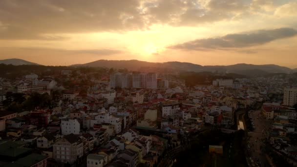 Un disparo aéreo. Puesta de sol en la ciudad de Dalat en la parte montañosa de un Vietnam meridional. Viajar a Vietnam concepto — Vídeo de stock