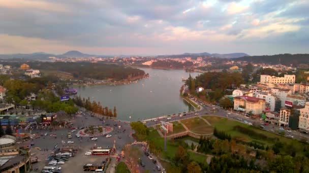 Vue aérienne. Lac dans le centre de la ville de Dalat dans la partie montagneuse d'un sud du Vietnam. Voyage au Vietnam concept — Video