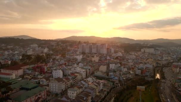 Légi felvétel. Naplemente a város Dalat hegyi részén egy dél-vietnami. Utazás Vietnam koncepció — Stock videók