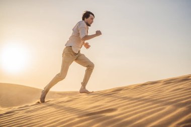 İnsan zorlukların üstesinden gelir ve amacına ve hayallerine ulaşır. Bir adam hayattaki zorlukların üstesinden çöldeki gibi gelir.