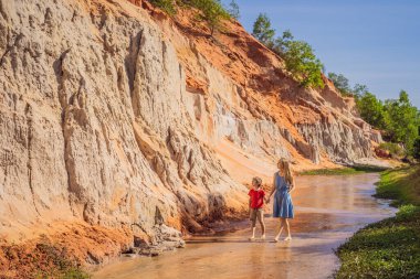Anne ve oğul turistler kızıl kumullar arasında Peri deresinde, Muine, Vietnam. Vietnam COVID 19 karantinasından sonra sınır açıyor