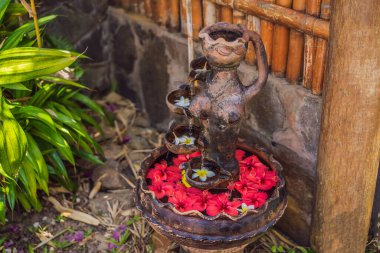 Su ve spa konseptindeki bir çiçek deseni.