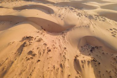 Çöl - Küresel Isınma. Çölün büyük kumulları. Fotoğrafçılar ve gezginler için güzel bir yer. Kumlu haykırışların güzel yapıları