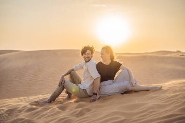 Mutlu çift sağlıklı yaşam tarzı doğa yürüyüşü sırasında dışarıda sevgi dolu. Erkek ve kadın yürüyüşçüler dağ çöllerinde gülümsüyor. COVID 19 karantinasından sonra turizm başladı